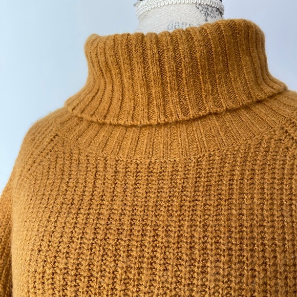 Turtle neck shoulder cut out sweater - Picture 4 of 7